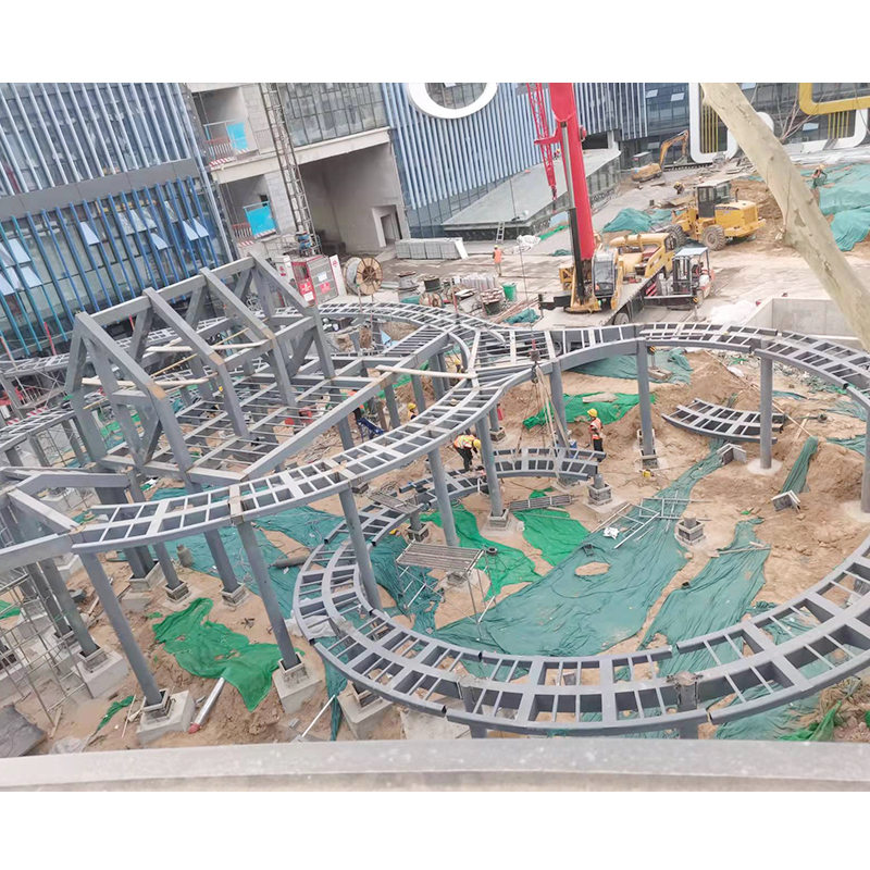 How do building structural parts  cope with the enormous loads in supertall buildings?