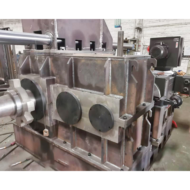 How can complex curved surface machining parts achieve geometric freedom and closed-loop accuracy with a single clamping operation under multi-axis control?