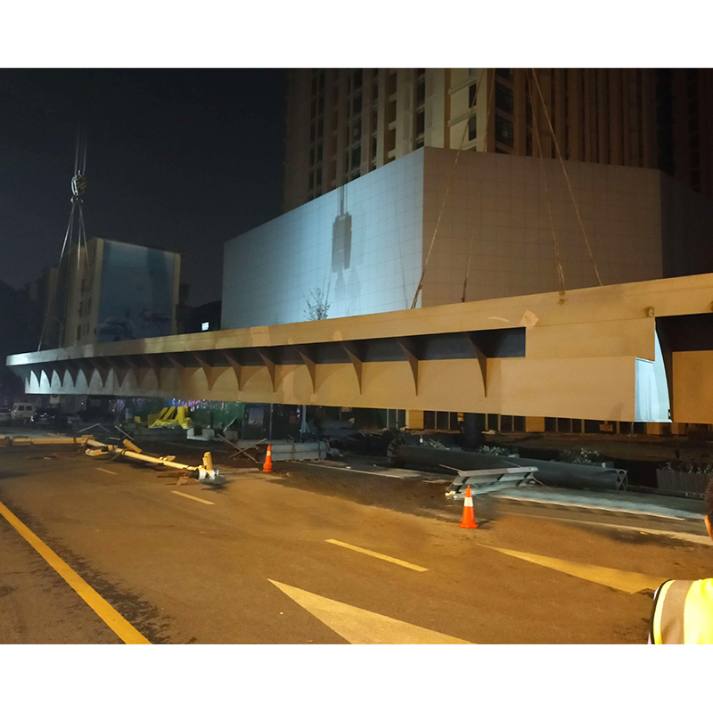 How can modular design improve the adaptability of pedestrian bridge steel structures in complex urban environments?